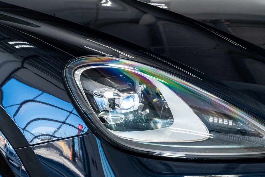 Used 2022 Porsche Cayenne Platinum Edition image 19