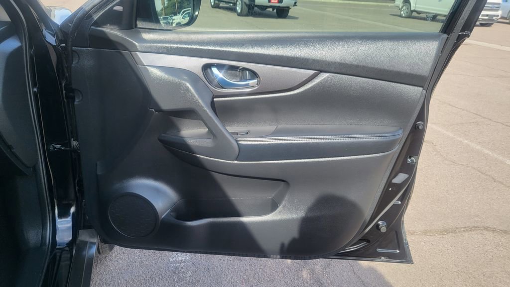 Used 2020 Nissan Rogue SV w/ Premium Package image 17