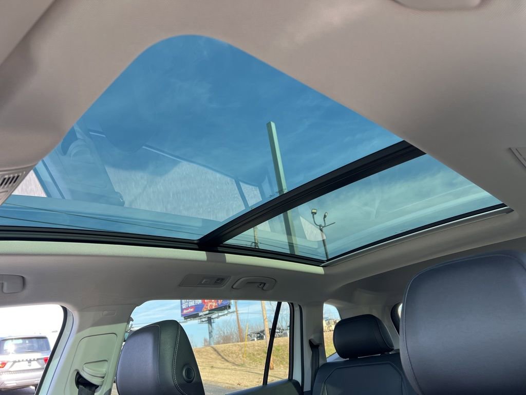 Used 2018 Volkswagen Tiguan SE w/ Panoramic Sunroof Package image 31