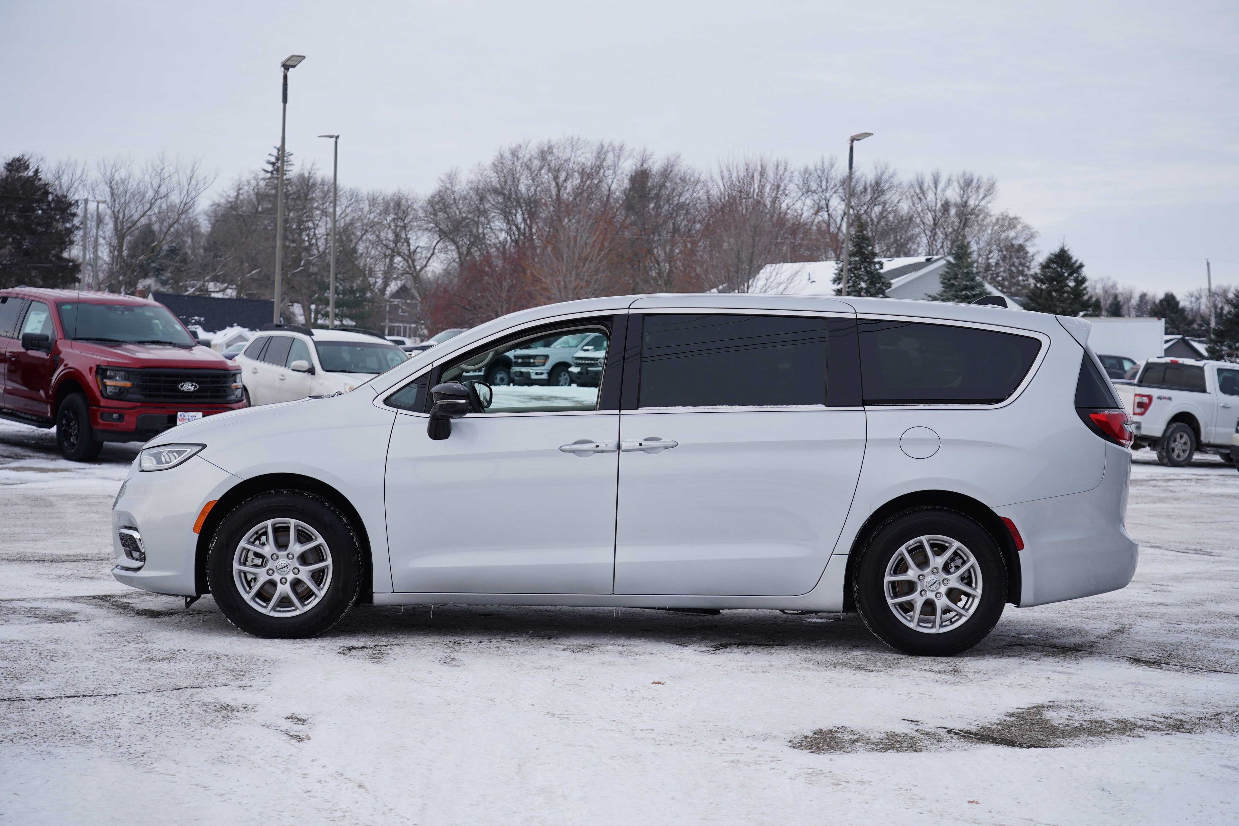 Used 2024 Chrysler Pacifica Touring-L FWD image 7
