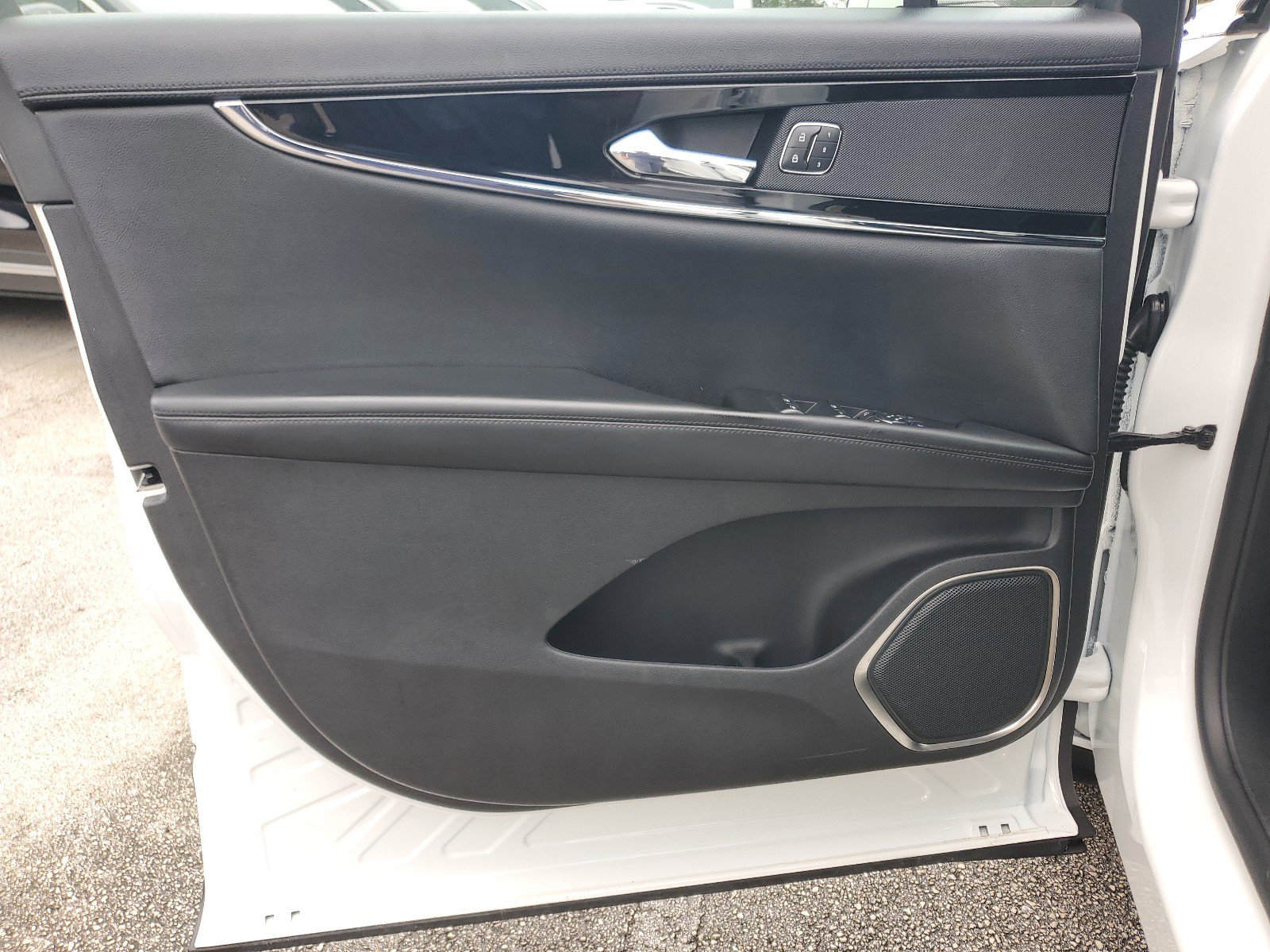 Used 2023 Lincoln Nautilus AWD w/ Premium Package image 16