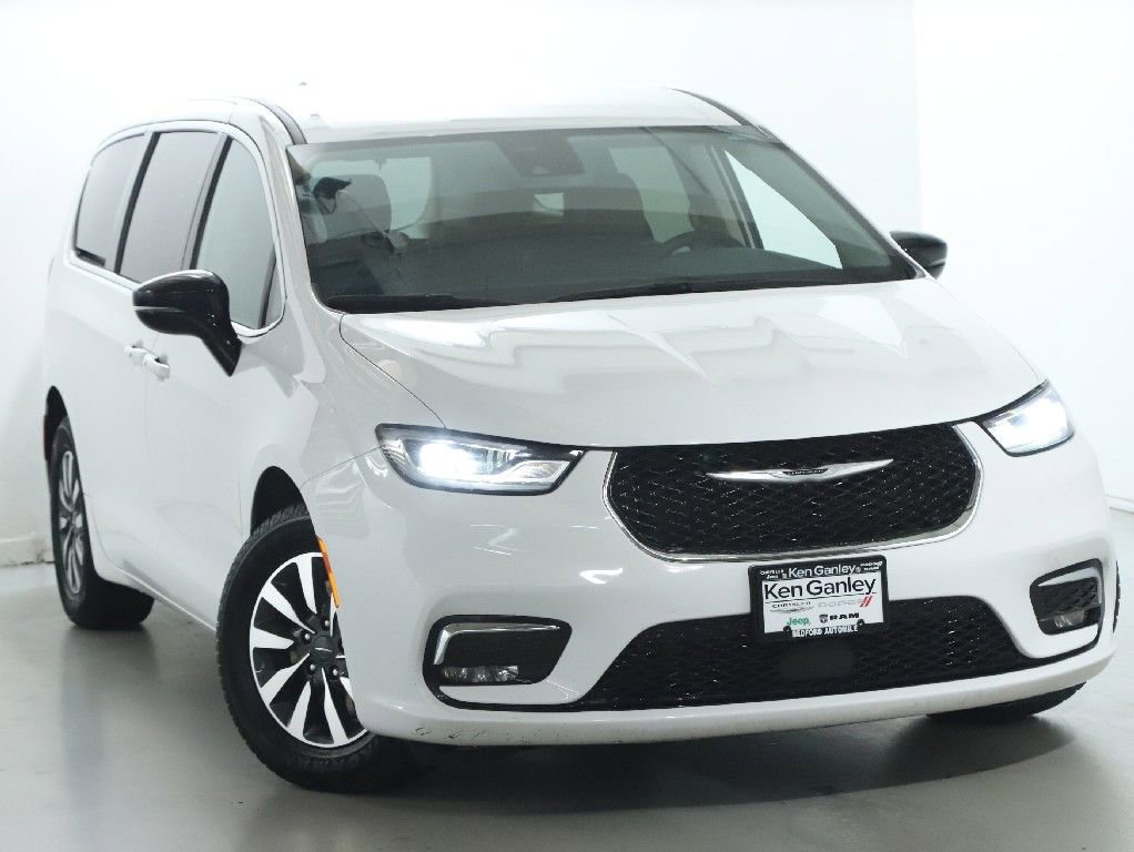 Used 2024 Chrysler Pacifica Select image 2