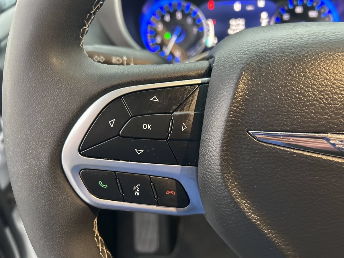 Used 2025 Chrysler Pacifica Select FWD image 17