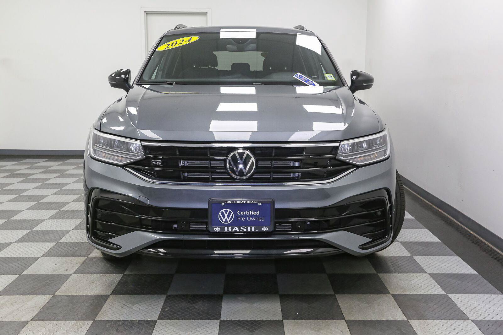 Certified 2024 Volkswagen Tiguan SE R-Line FWD image 4