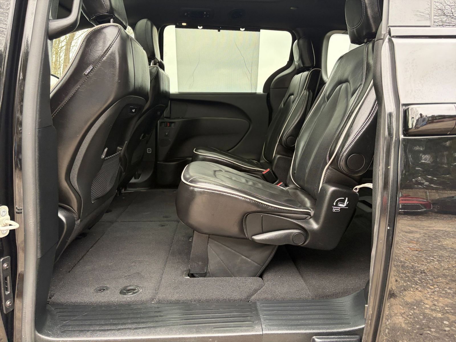 Used 2025 Chrysler Pacifica Limited image 28