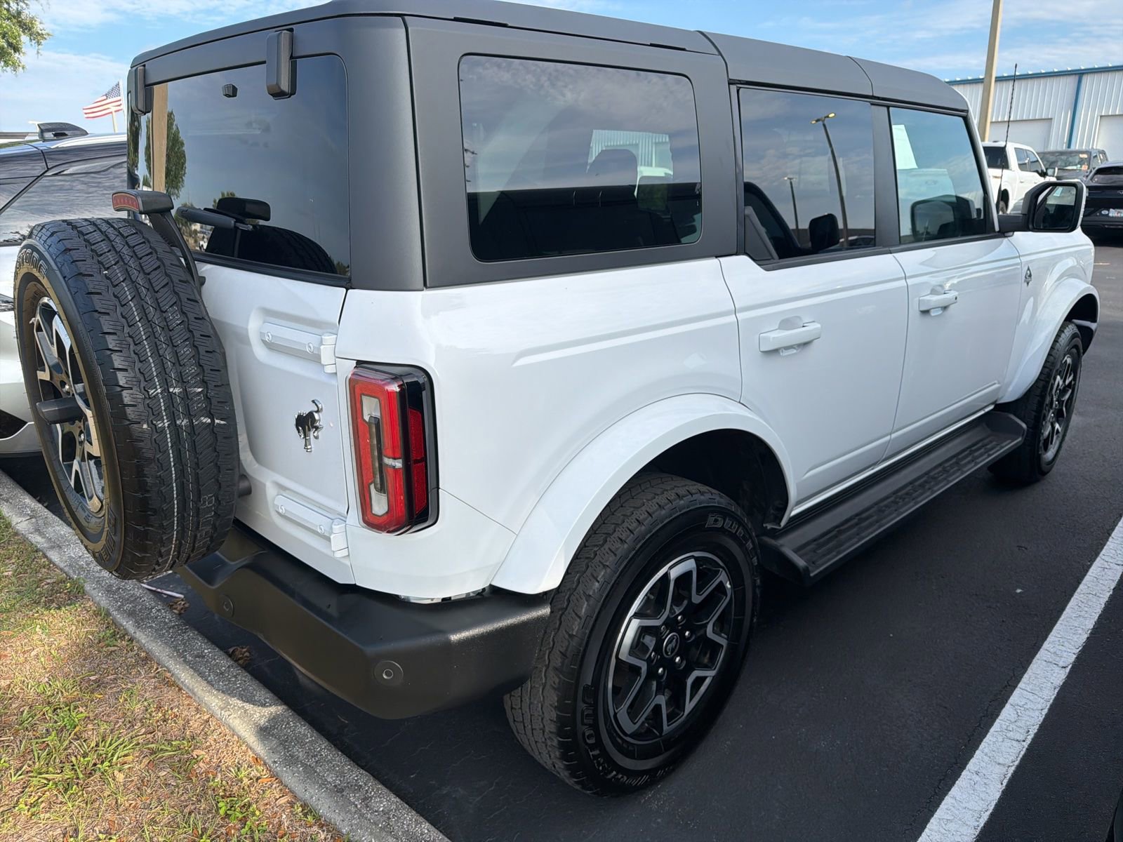 Used 2025 Ford Bronco Outer Banks AWD/4WD image 3