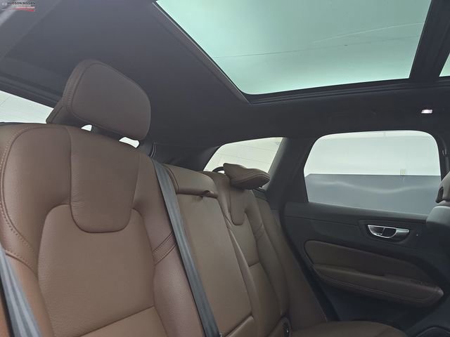 Used 2023 Volvo XC60 B5 Plus image 44
