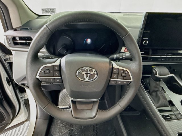 Used 2025 Toyota Sienna XLE FWD image 11