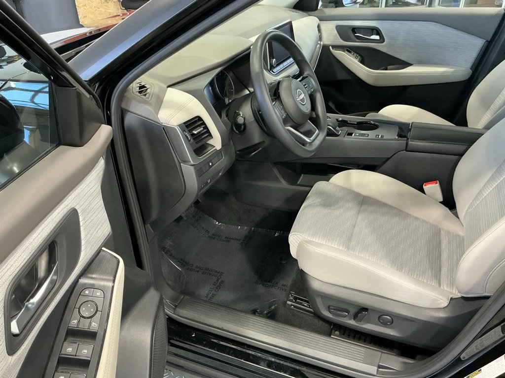 Used 2023 Nissan Rogue SV image 3