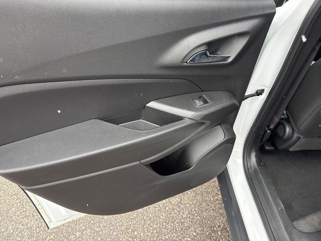 Used 2025 Chevrolet Trax LT w/ LT Convenience Package image 9