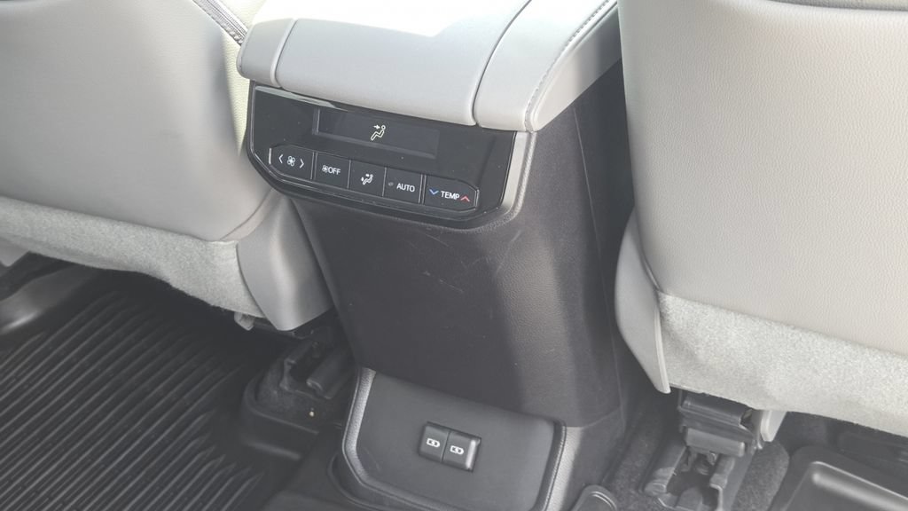 Used 2023 Toyota Highlander XLE FWD image 36
