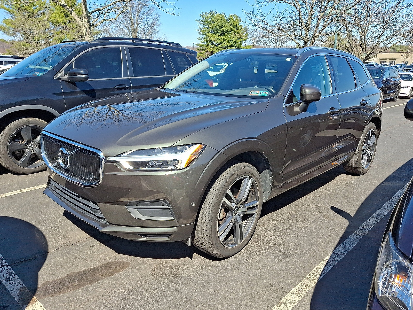 Used 2018 Volvo XC60 T5 Momentum w/ Vision Package image 2