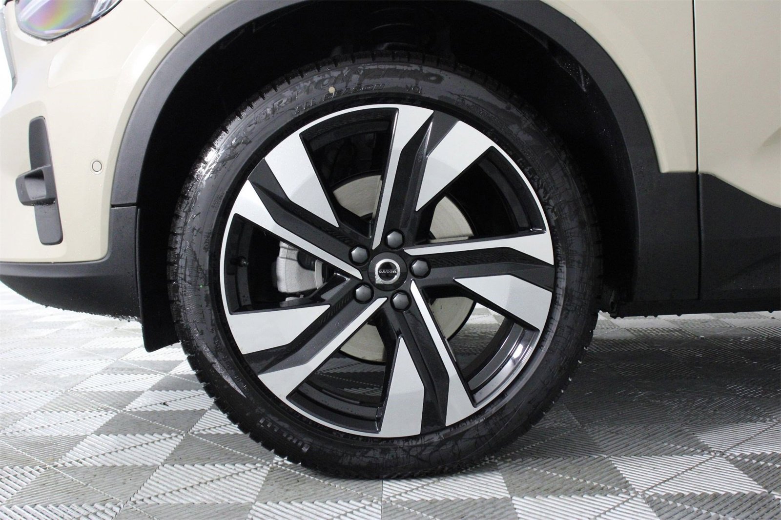 New 2025 Volvo XC40 B5 Ultra w/ Climate Package image 13