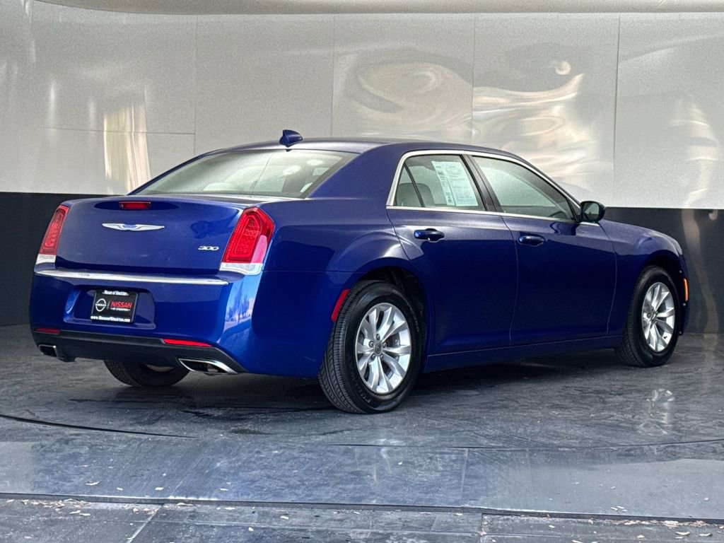 Used 2019 Chrysler 300 Touring image 3