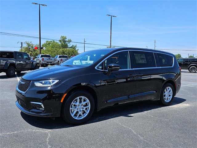 New 2026 Chrysler Pacifica Select image 2