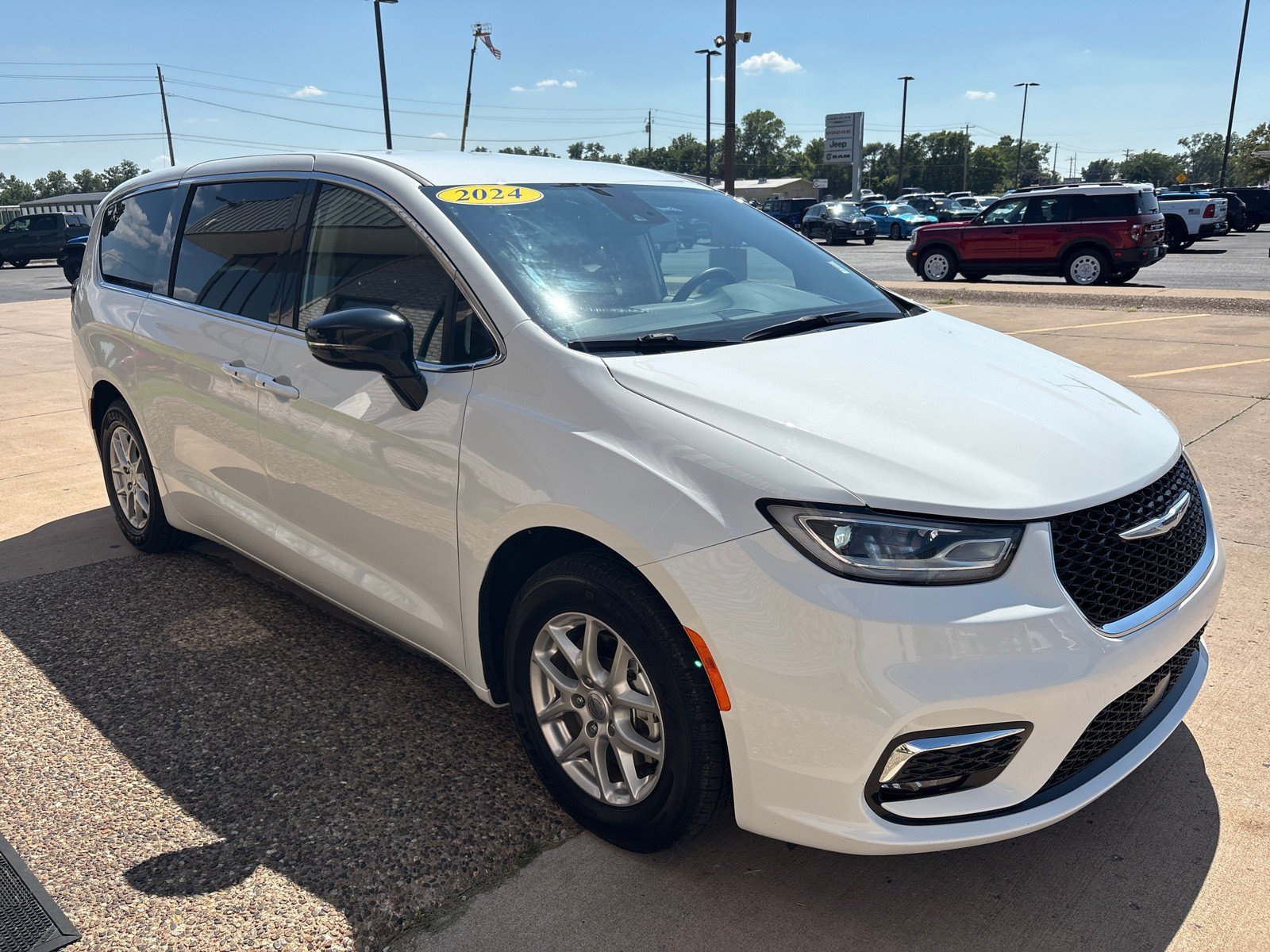 Used 2024 Chrysler Pacifica Touring-L FWD image 8