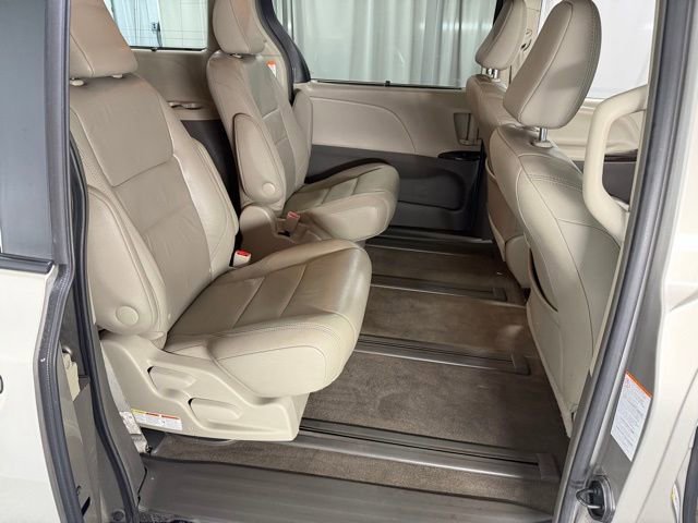 Used 2017 Toyota Sienna XLE w/ XLE Navigation Package AWD/4WD image 8