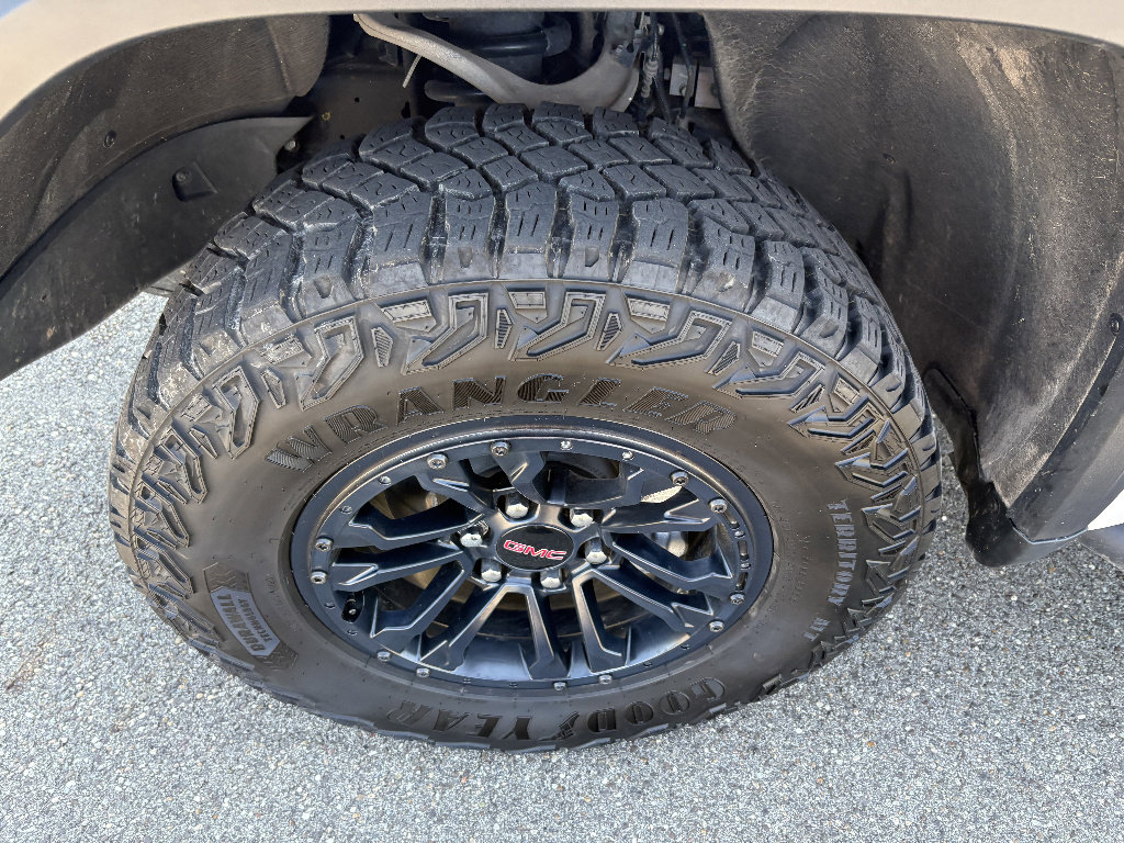 Used 2024 GMC Sierra 1500 AT4X AWD/4WD image 9