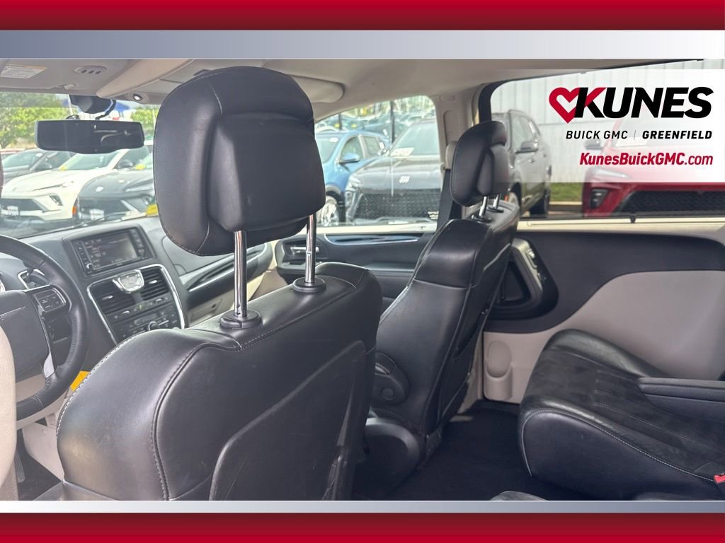 Used 2014 Chrysler Town & Country Touring-L FWD image 31