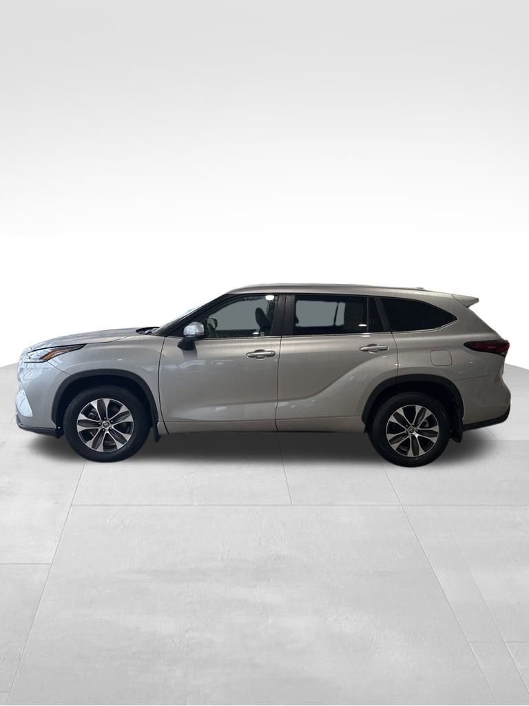 Used 2025 Toyota Highlander AWD image 2