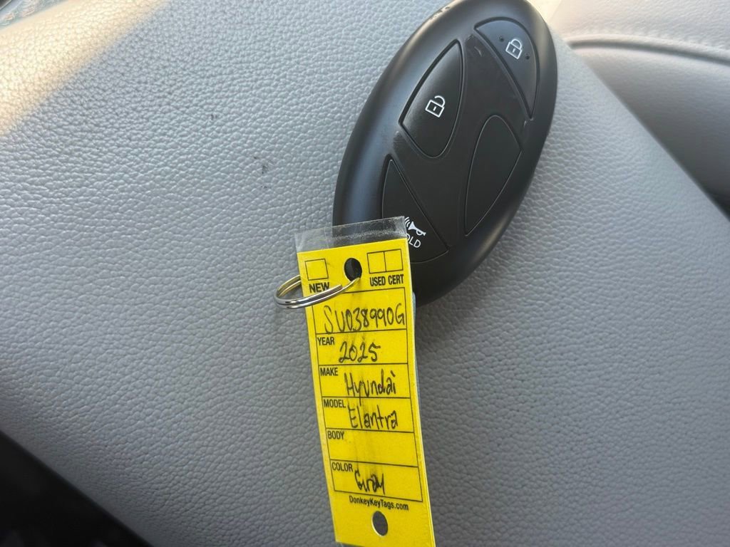 Used 2025 Hyundai Elantra Limited FWD image 8