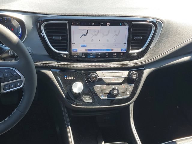 New 2026 Chrysler Pacifica Limited w/ Trailer Tow Group AWD/4WD image 16