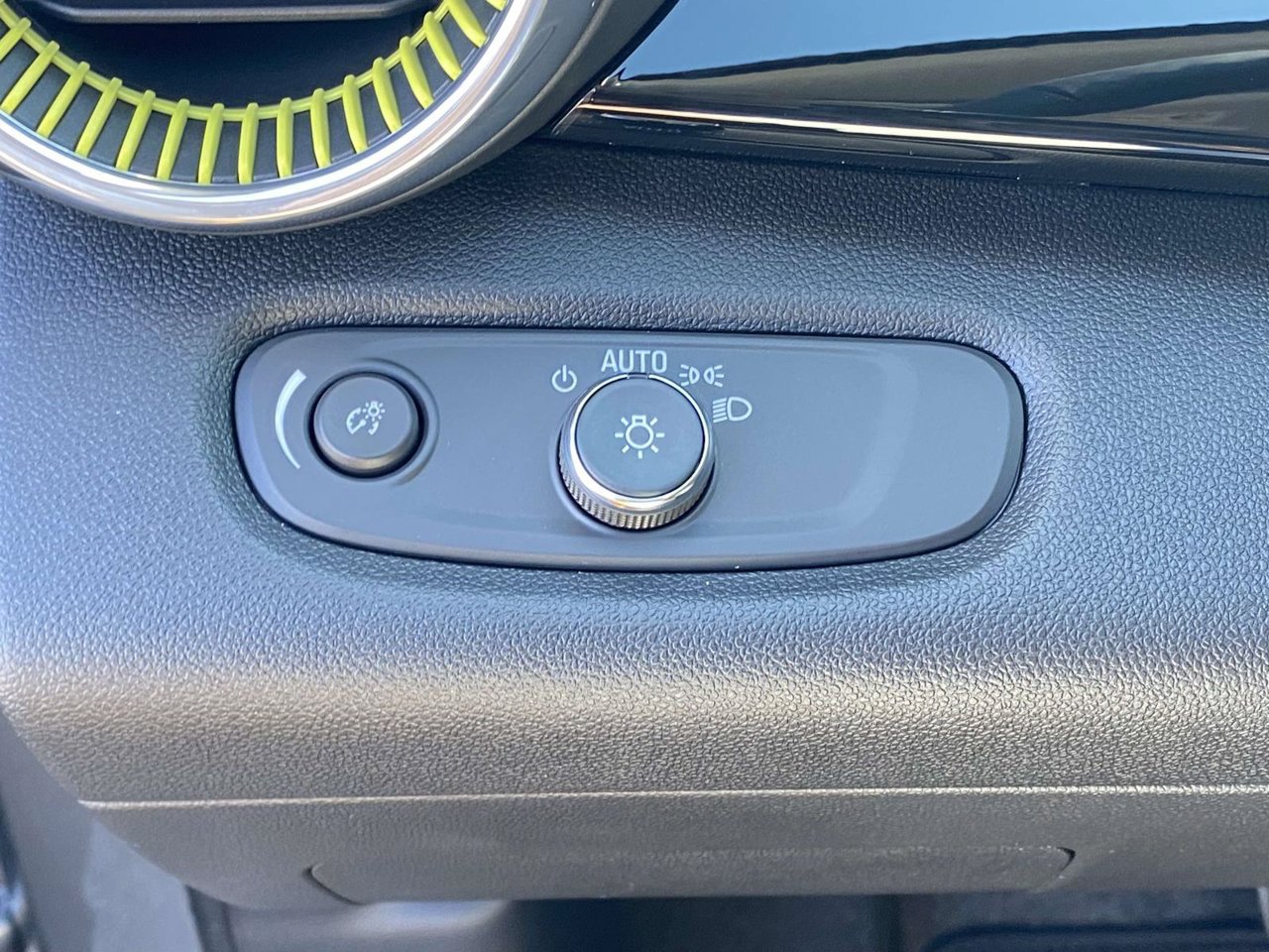 New 2026 Chevrolet Trax ACTIV w/ Sunroof Package FWD image 18
