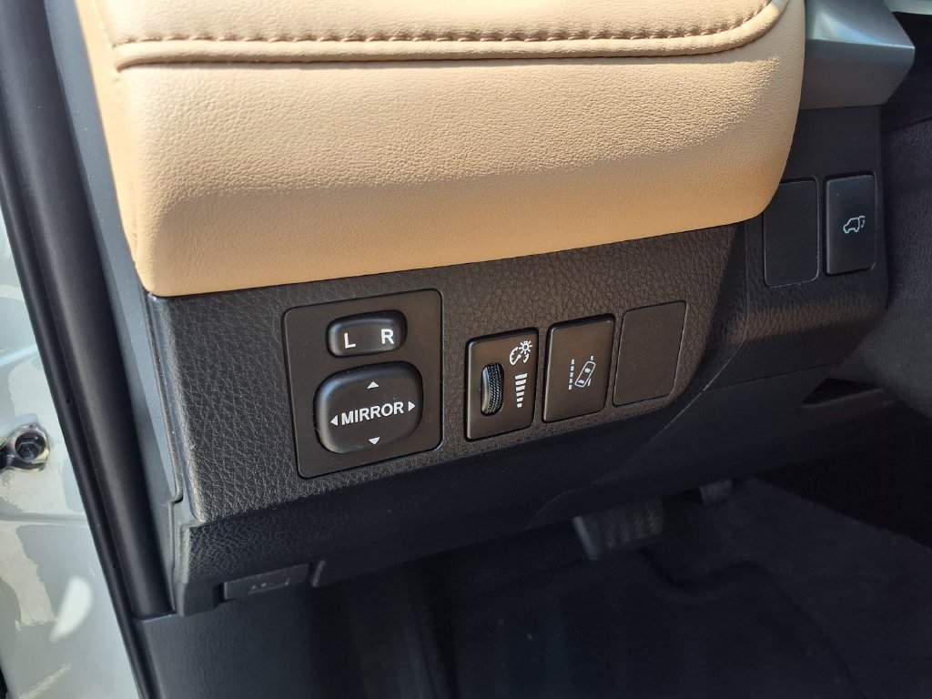 Used 2018 Toyota RAV4 Limited FWD image 22
