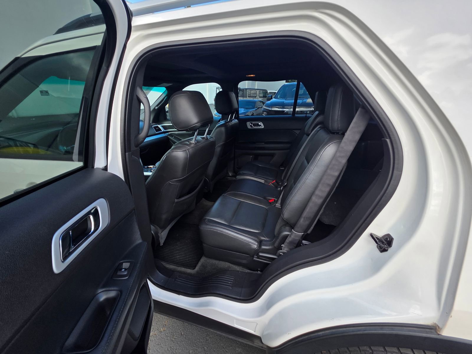 Used 2015 Ford Explorer XLT w/ Equipment Group 202A AWD/4WD image 13