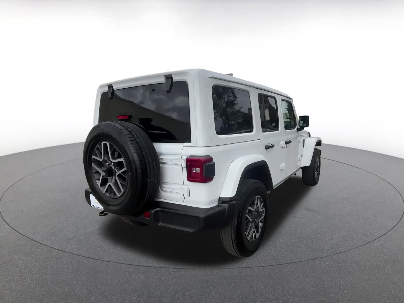 Used 2025 Jeep Wrangler Sahara image 14