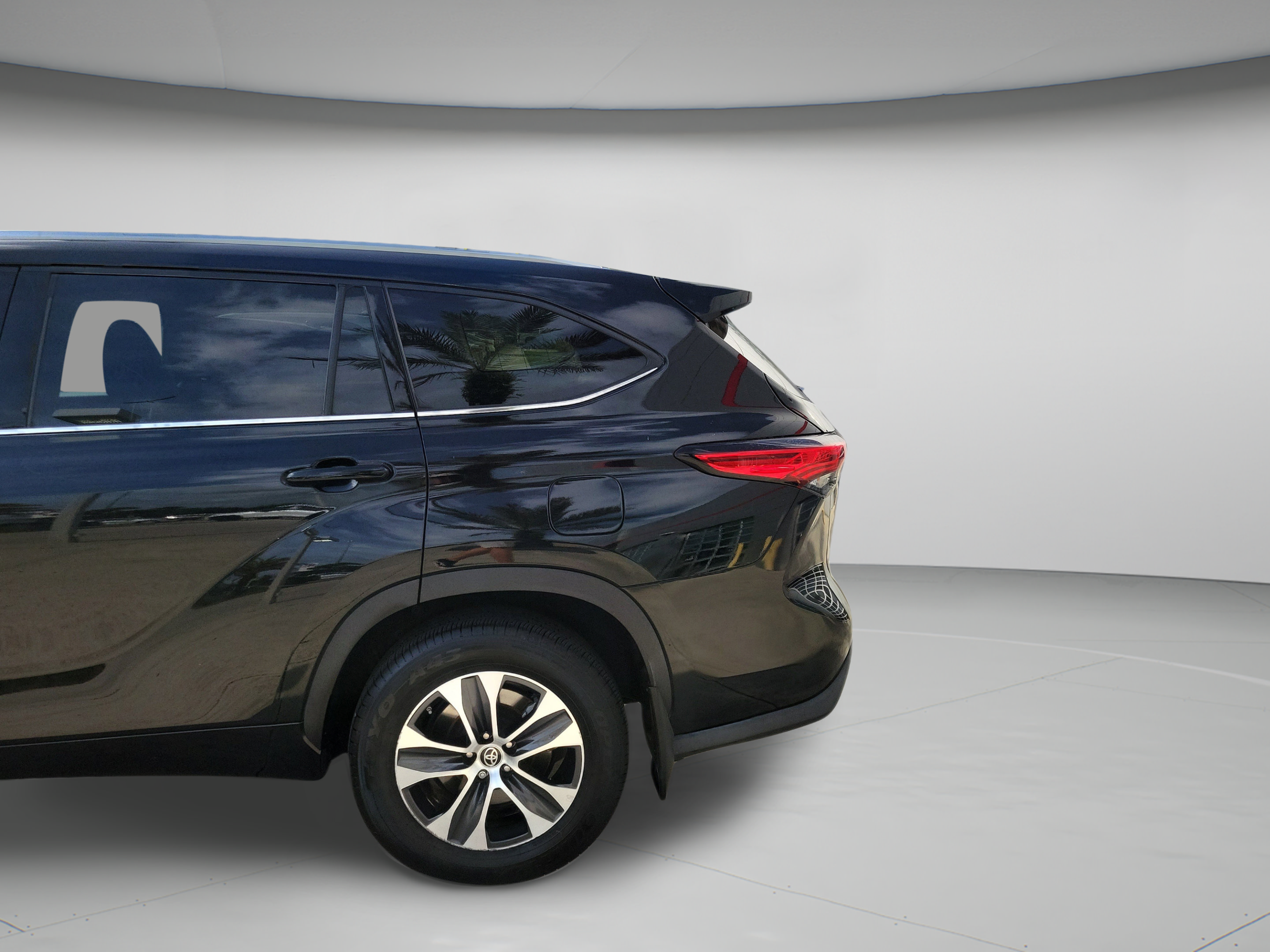 Used 2021 Toyota Highlander XLE AWD/4WD image 30