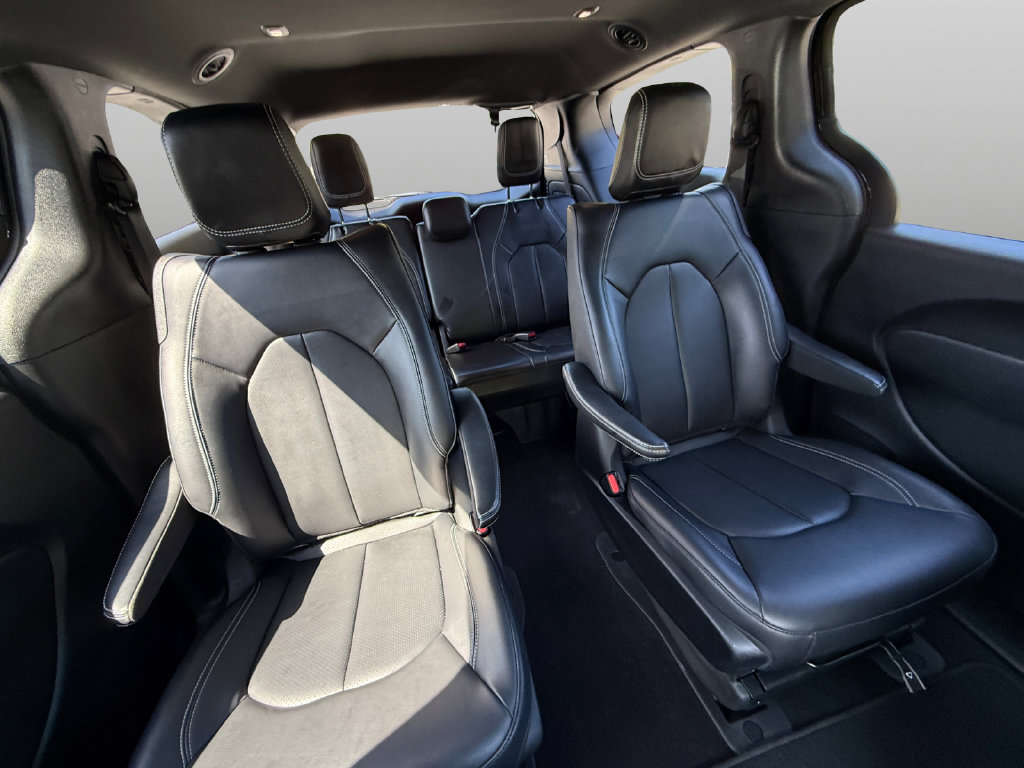 Used 2025 Chrysler Pacifica Select FWD image 18