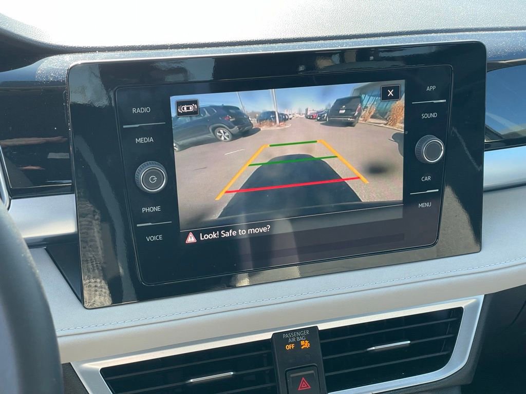 Certified 2025 Volkswagen Taos SE image 19