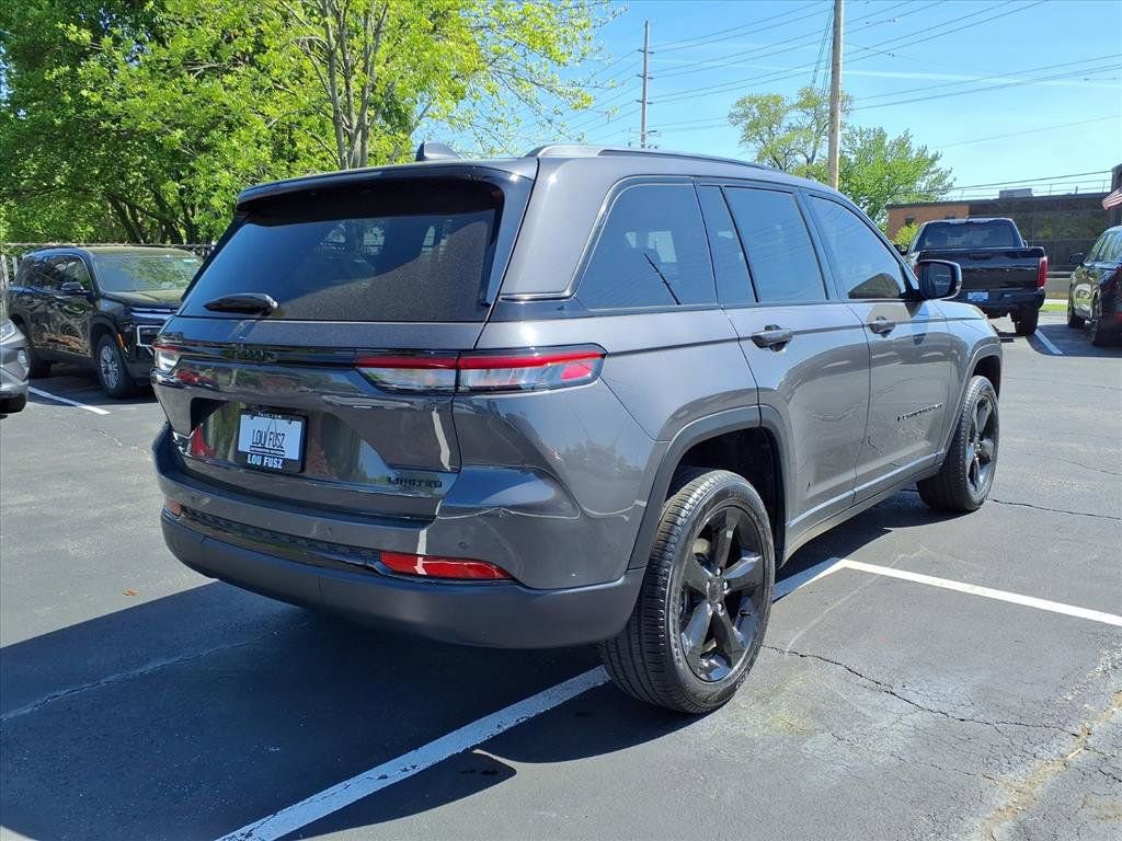 Used 2024 Jeep Grand Cherokee Limited w/ Black Appearance Package AWD/4WD image 31