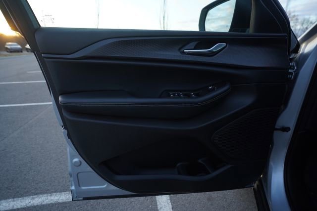 Used 2025 Jeep Grand Cherokee Laredo w/ Luxury Tech Group I image 14