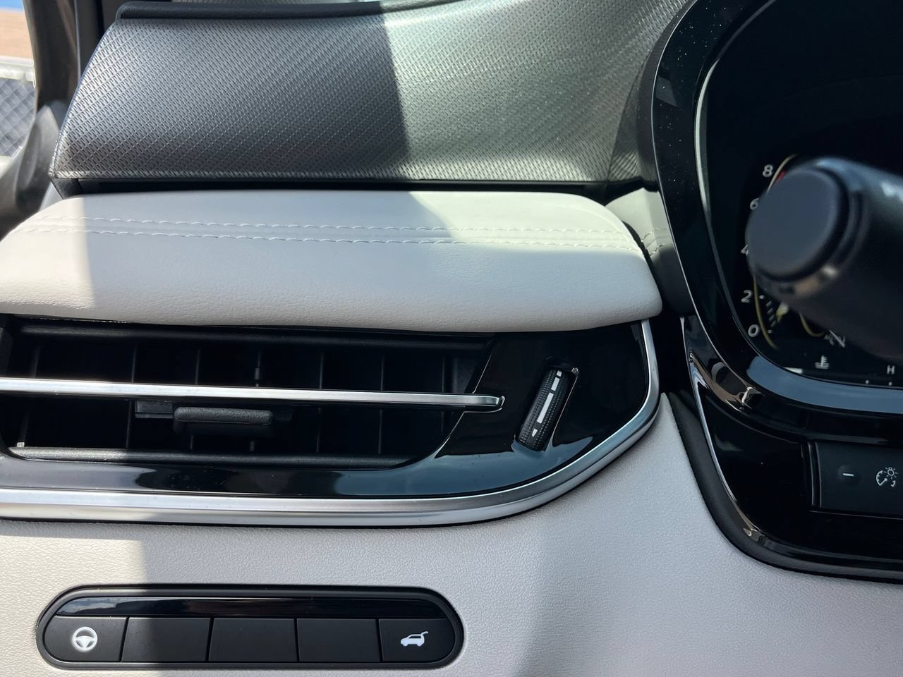New 2027 INFINITI QX60 Luxe FWD image 30