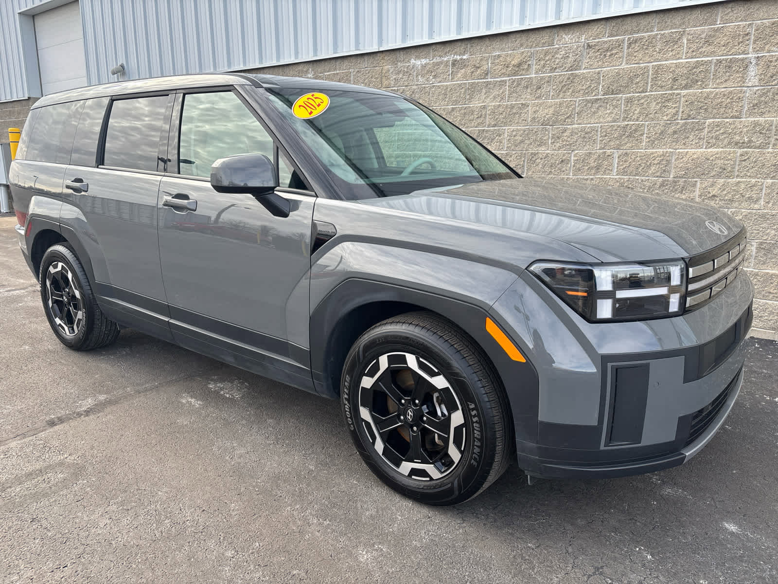 Used 2025 Hyundai Santa Fe SE image 2