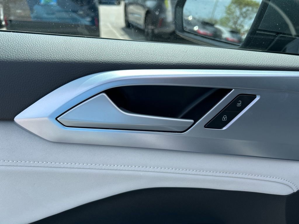 Used 2025 Volkswagen Taos SE image 12