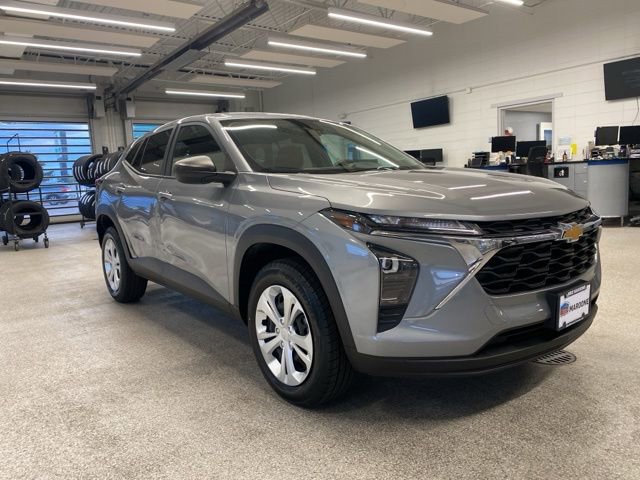 Used 2024 Chevrolet Trax LS w/ Driver Confidence Package FWD image 3