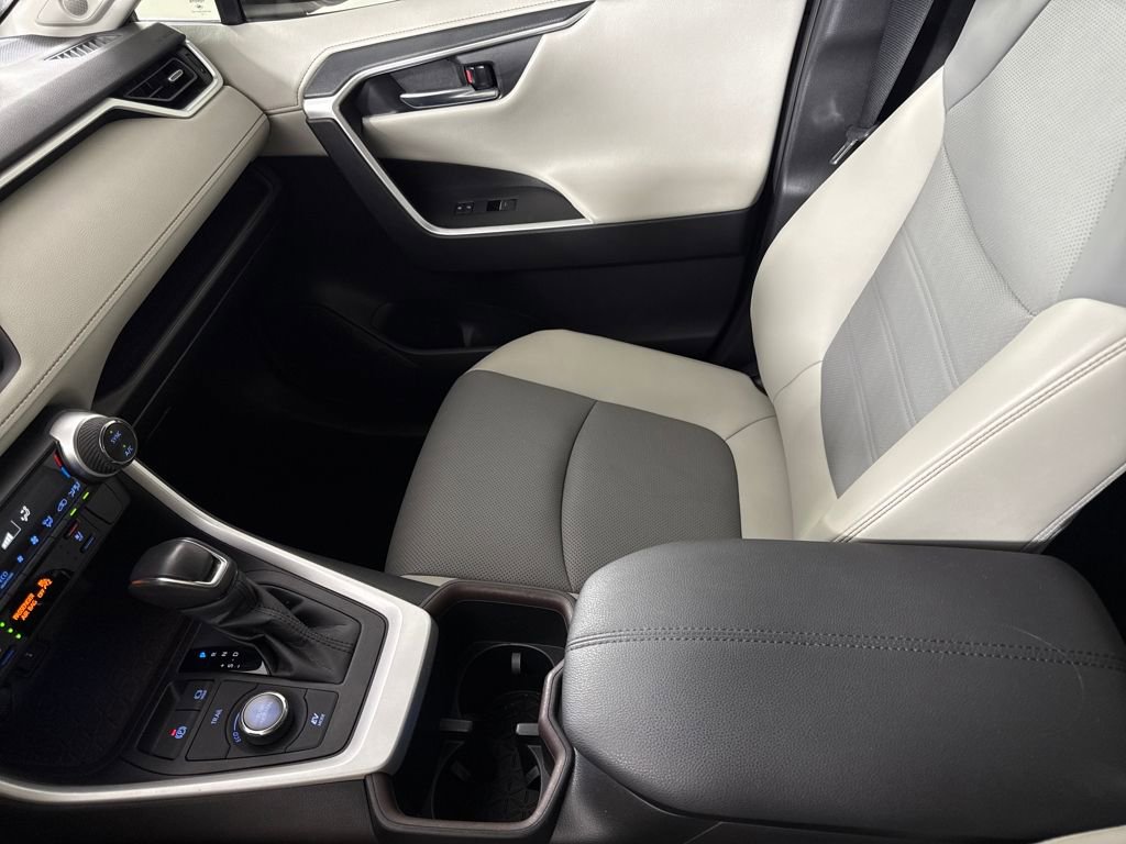 Used 2022 Toyota RAV4 Limited image 16