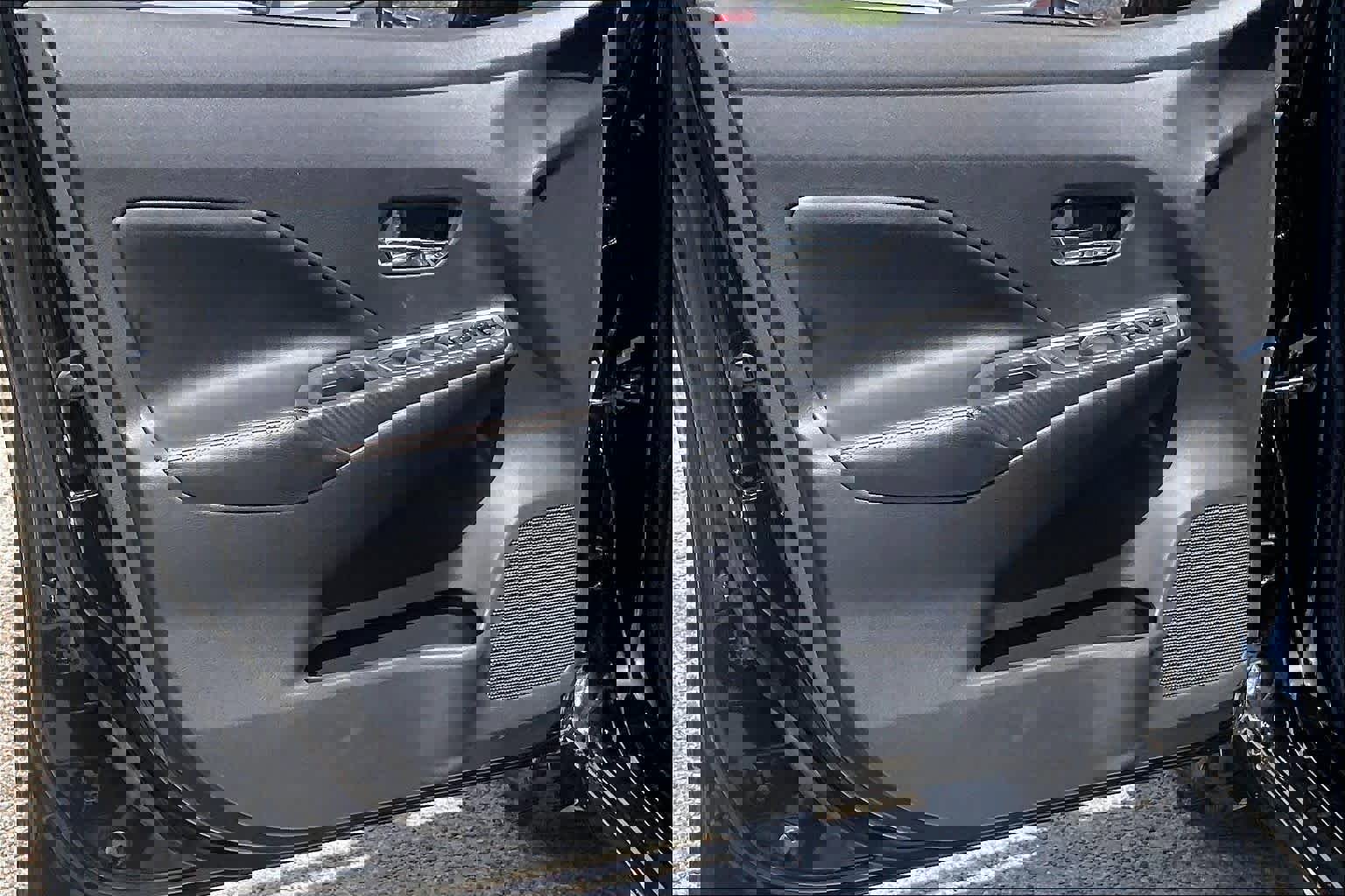 Used 2021 Nissan Versa SR w/ Convenience Package image 21