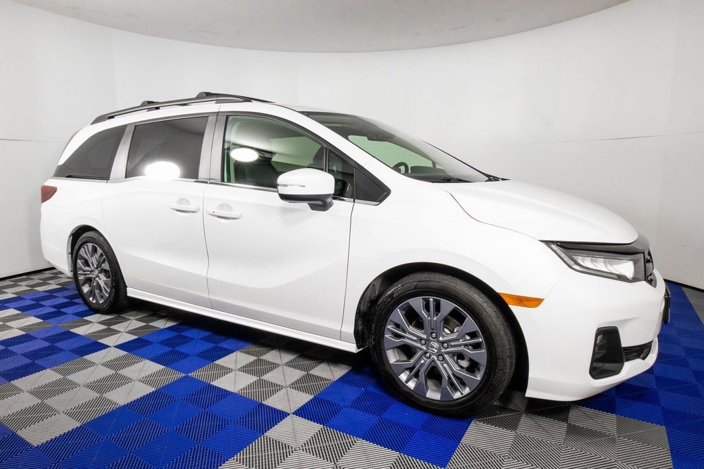 Used 2025 Honda Odyssey Touring image 3