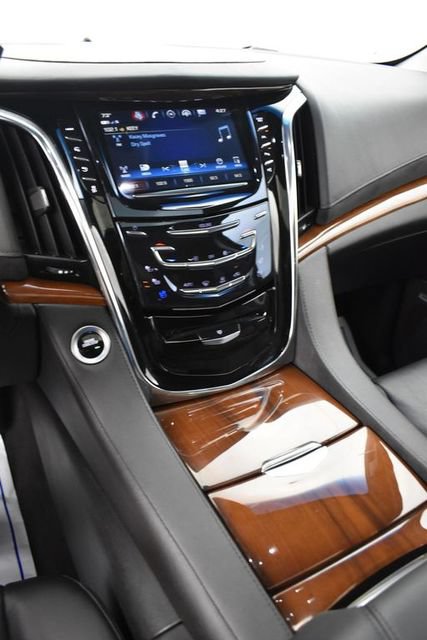 Used 2018 Cadillac Escalade Luxury AWD/4WD image 9
