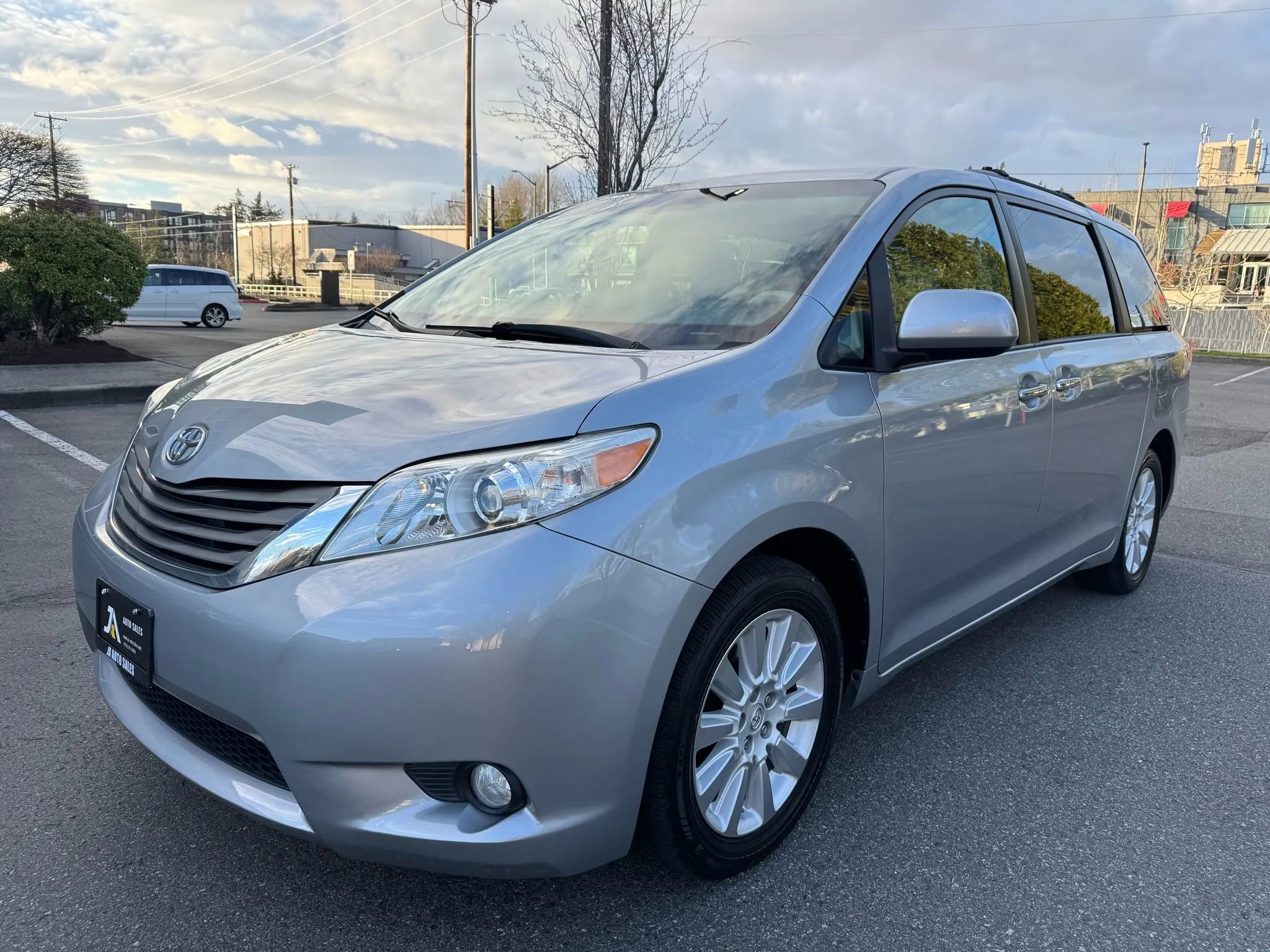 Used 2014 Toyota Sienna XLE w/ XLE Premium Package AWD/4WD image 4