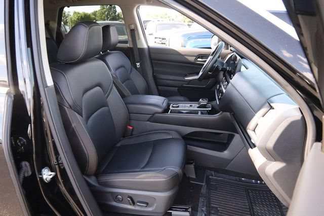 Certified 2025 Nissan Pathfinder SL w/ Black Appearance Package AWD/4WD image 29