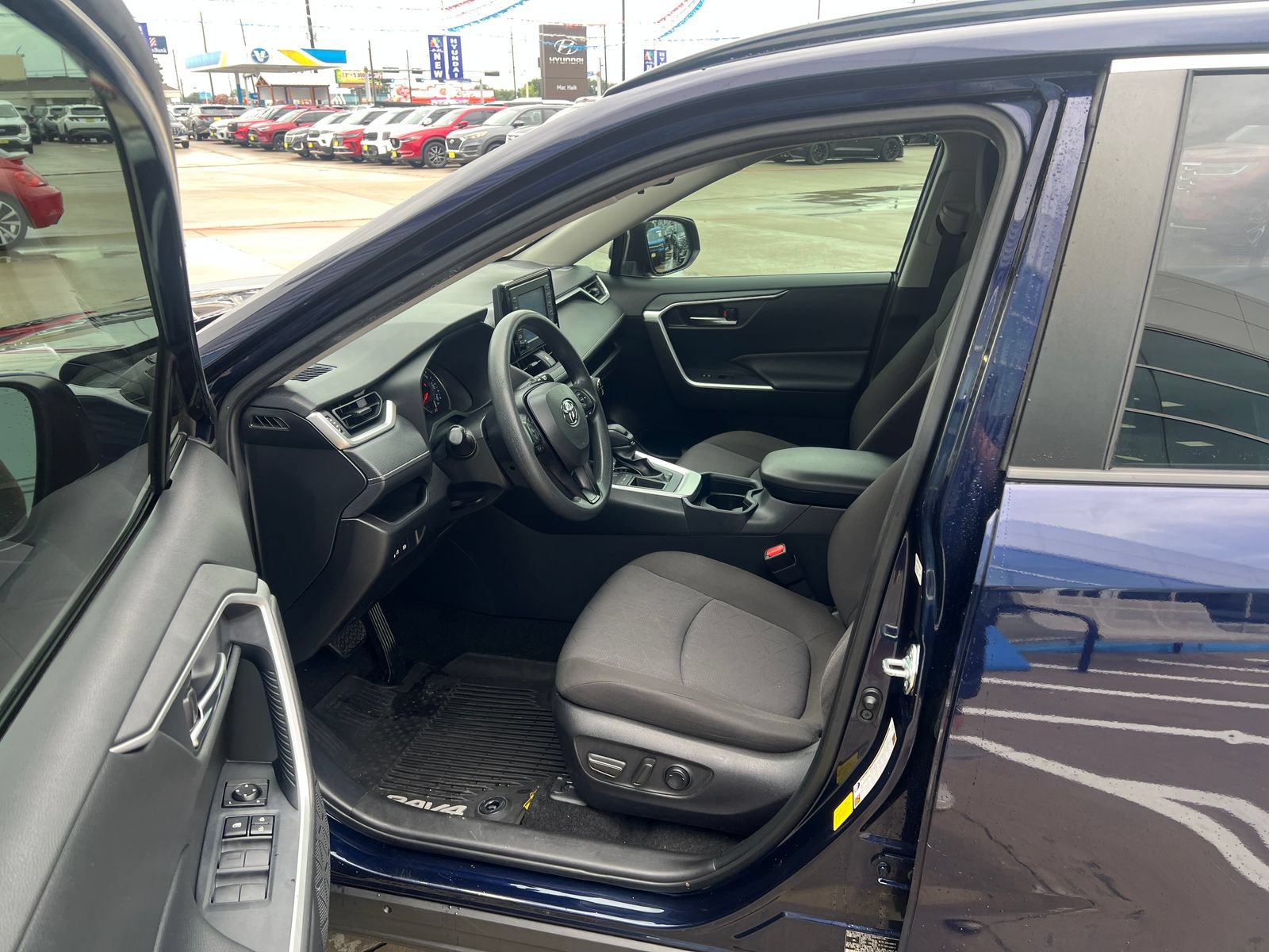 Used 2020 Toyota RAV4 XLE FWD image 8
