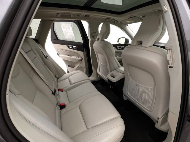 Used 2020 Volvo XC60 T5 Momentum w/ Protection Package Premier AWD/4WD image 17