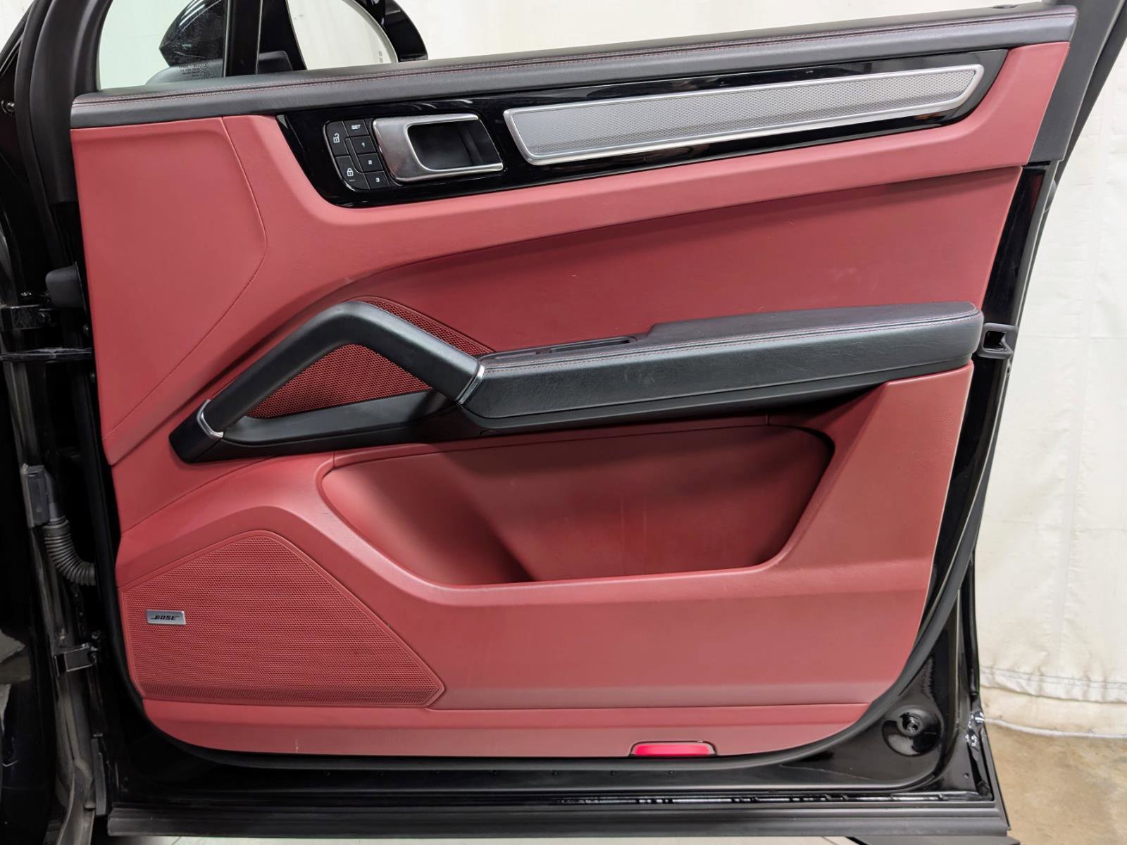 Used 2023 Porsche Cayenne Platinum Edition image 26