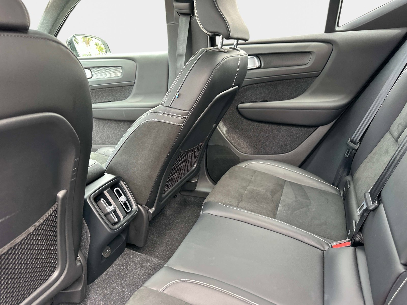 Used 2022 Volvo XC40 T5 R-Design image 16