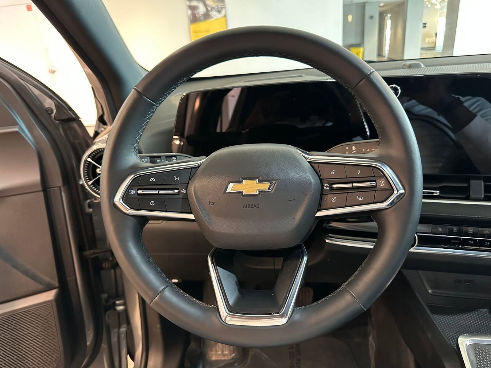 Used 2025 Chevrolet Equinox LT FWD image 28